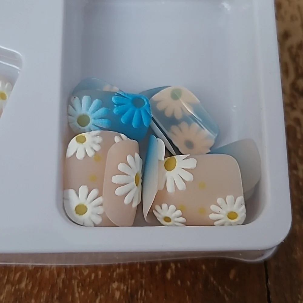 2/16 Blue Boho Ombe Daisy Press on Nails